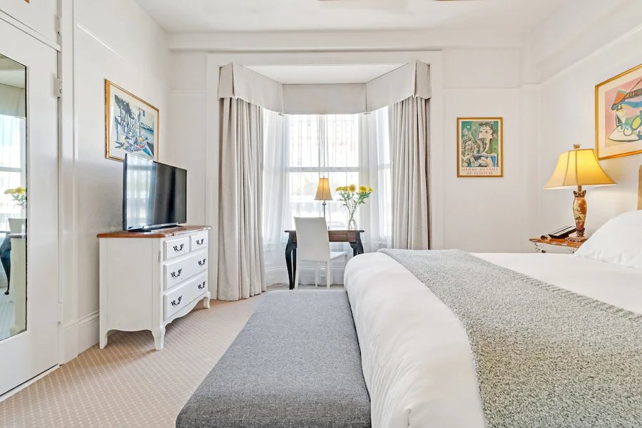 Cornell Hotel de France — Guest room