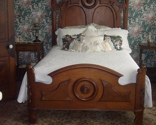 Corner George Inn Bed Breakfast Maeystown Illinois — Guest room