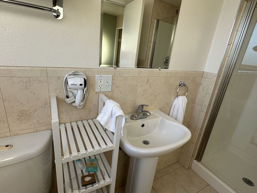 Cornett Motel Los Angeles California — Bathroom