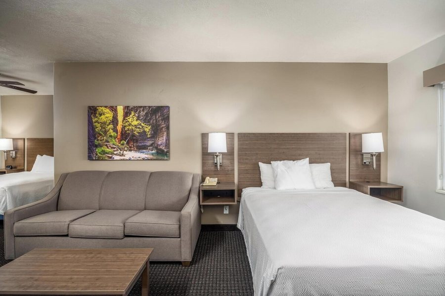 Coronada Inn And Suites — Guest room
