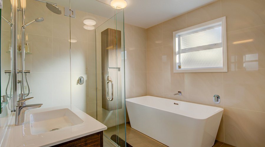 Coronation Lodge — Bathroom