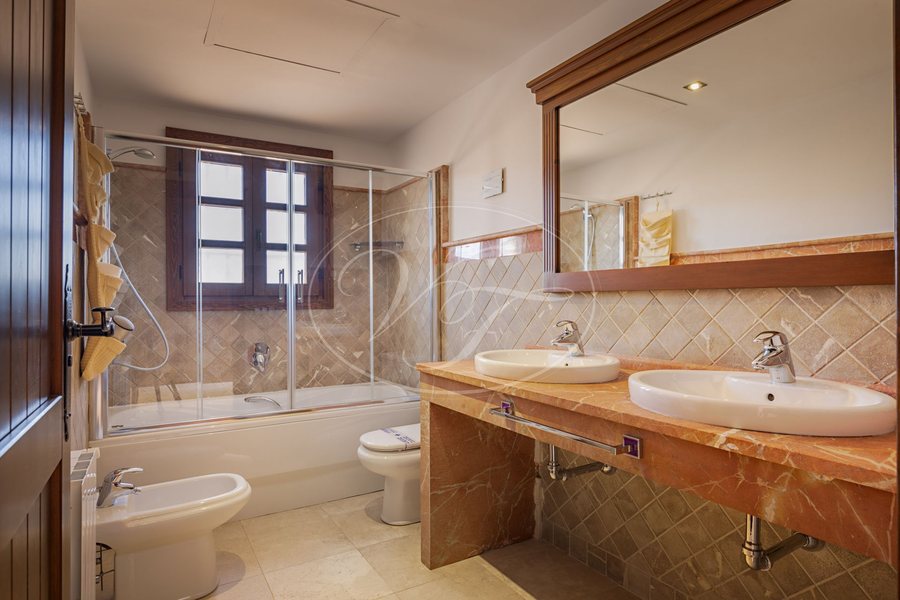 Cortijo Torreblanca — Bathroom