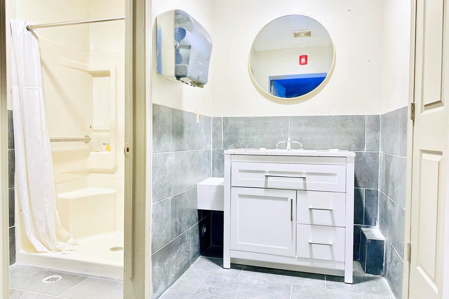 Cortina Inn Rutland Killington — Bathroom