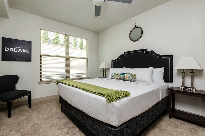 Cortland at Phipps Plaza — Guest room
