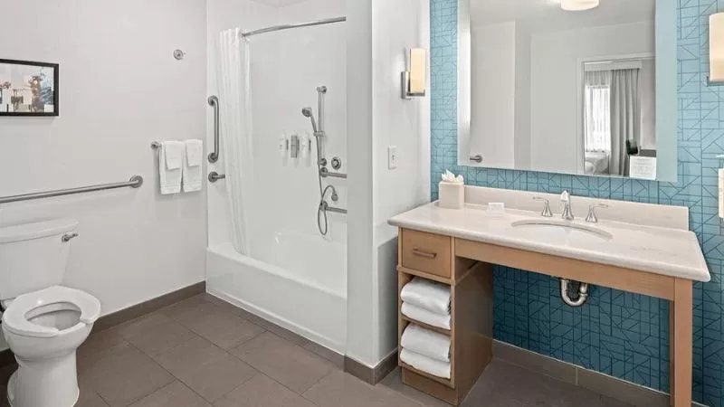 Cortona Inn Suites Anaheim Resort — Bathroom