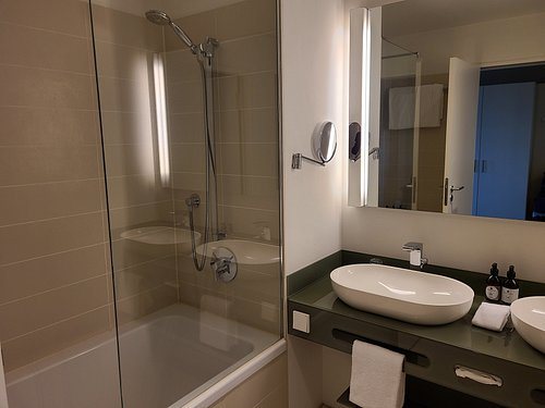 COSMO Hotel Berlin Mitte — Bathroom