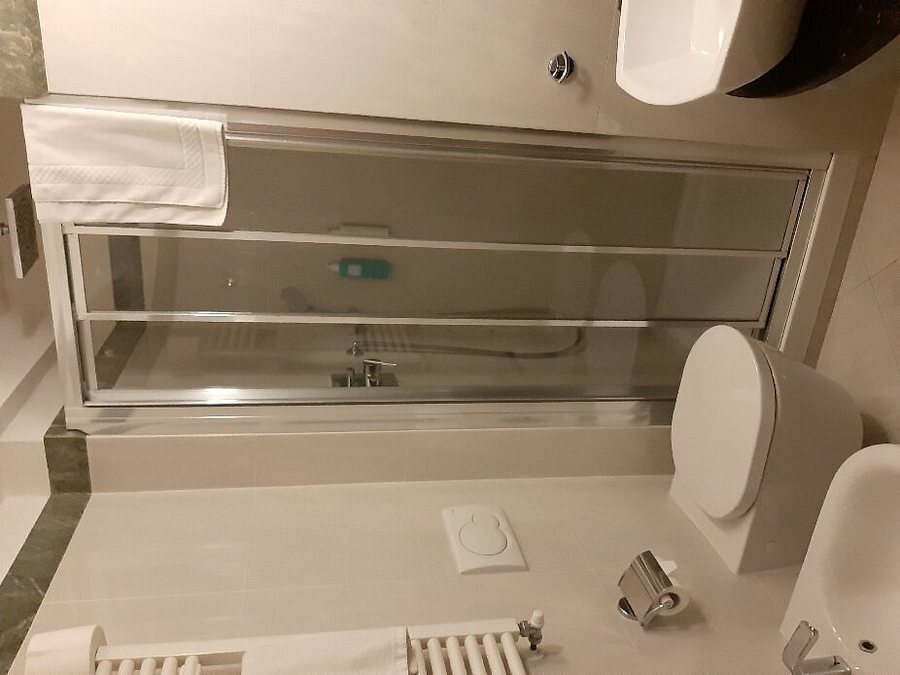 Cosmopolitan Urban Hotel Firenze — Bathroom