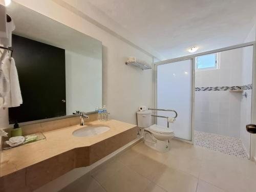 Costa Club Punta Arena — Bathroom