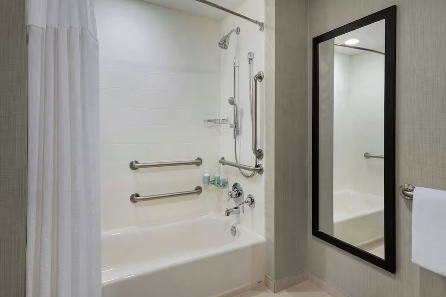 Costa Mesa Marriott — Bathroom