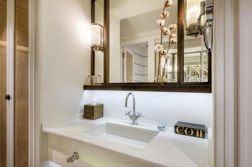 Cotton House Hotel Autograph Collection Barcelona Catalonia — Bathroom