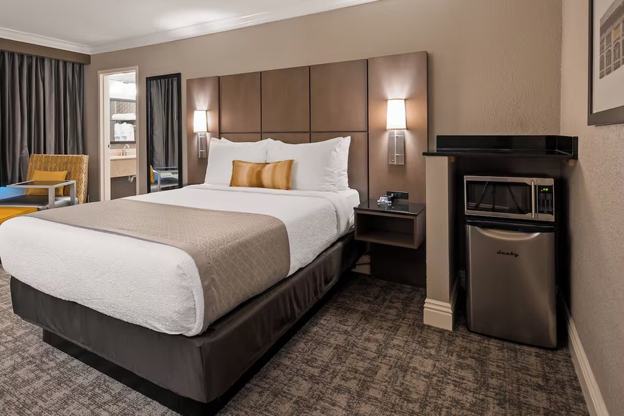 Cottonwood Airport Expo Hotel Louisville — Guest room