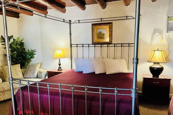 Cottonwood Court Motel — Guest room