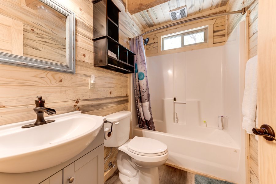 Cottonwood Cove Guest Ranch — Bathroom