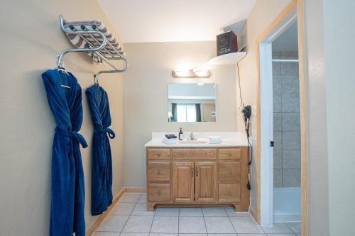 Cottonwood Hot Springs Inn Health Spa — Bathroom