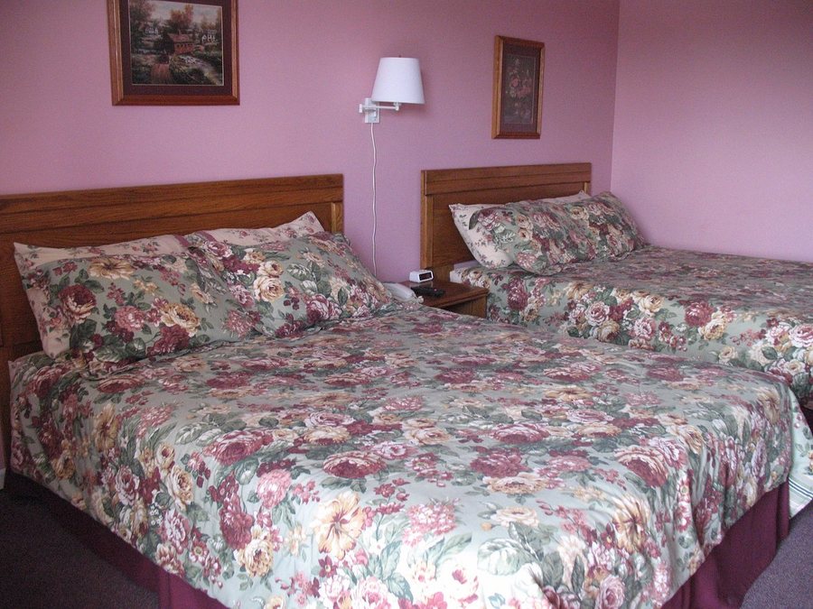Cottonwood Inn — Guest room