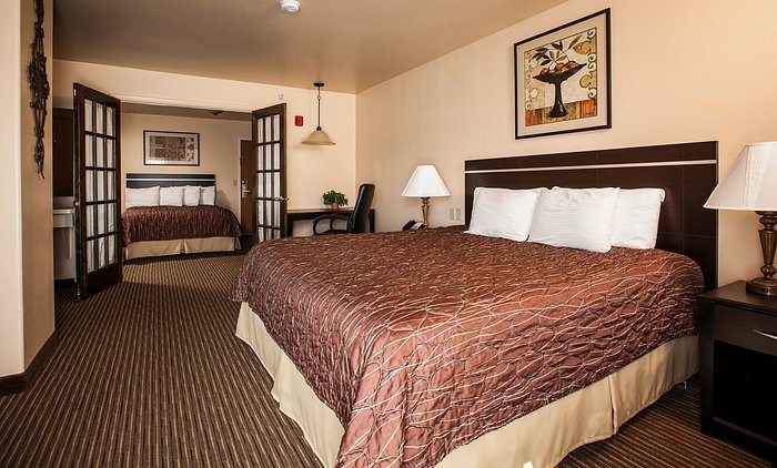 Cottonwood Inn Suites — Guest room