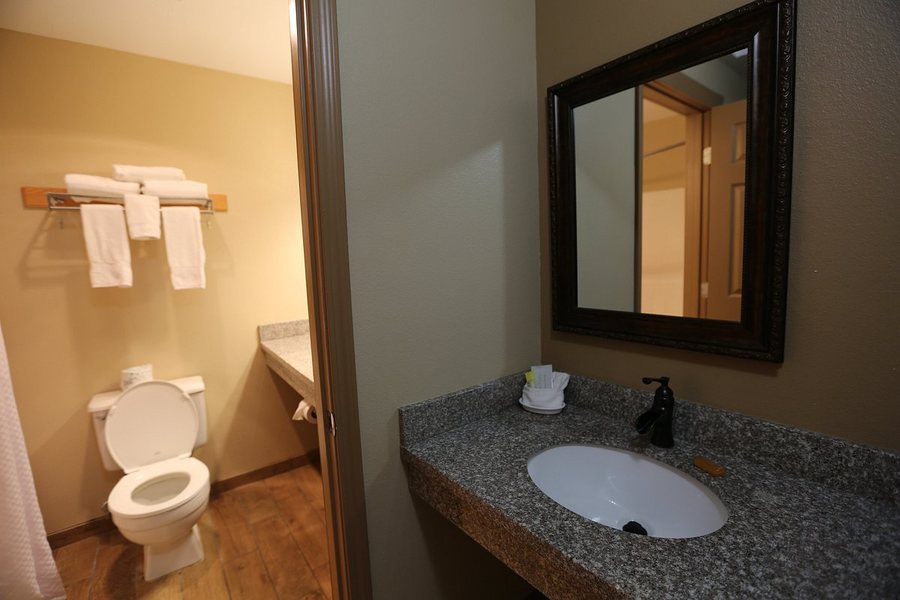 Cottonwood Meadow Lodge — Bathroom