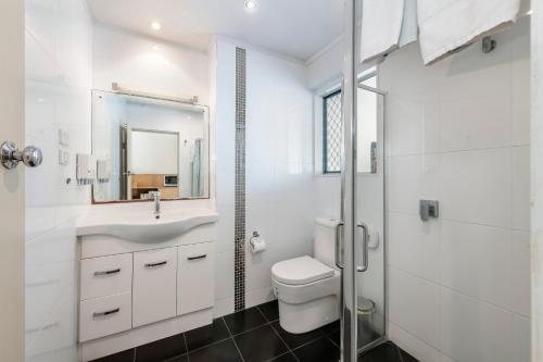 Country Comfort Gin Gin — Bathroom