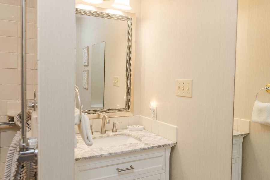 Country Hearth Bed and Breakfast — Bathroom