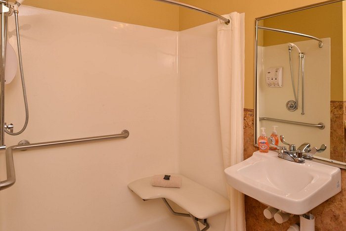 Country Hearth Inn Suites Marietta — Bathroom