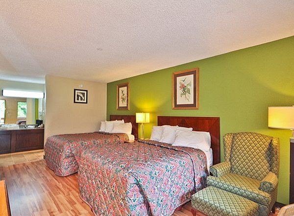 Country Hearth Inn Suites Marietta — Guest room