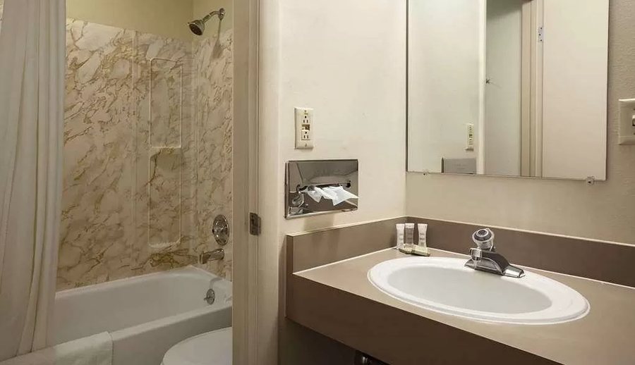Country Inn and Suites by Radisson Idaho Falls ID — Bathroom