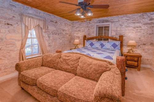 Country Inn Cottages — Guest room