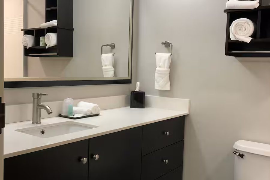 Country Inn Lancaster SureStay Collection by Best Western — Bathroom