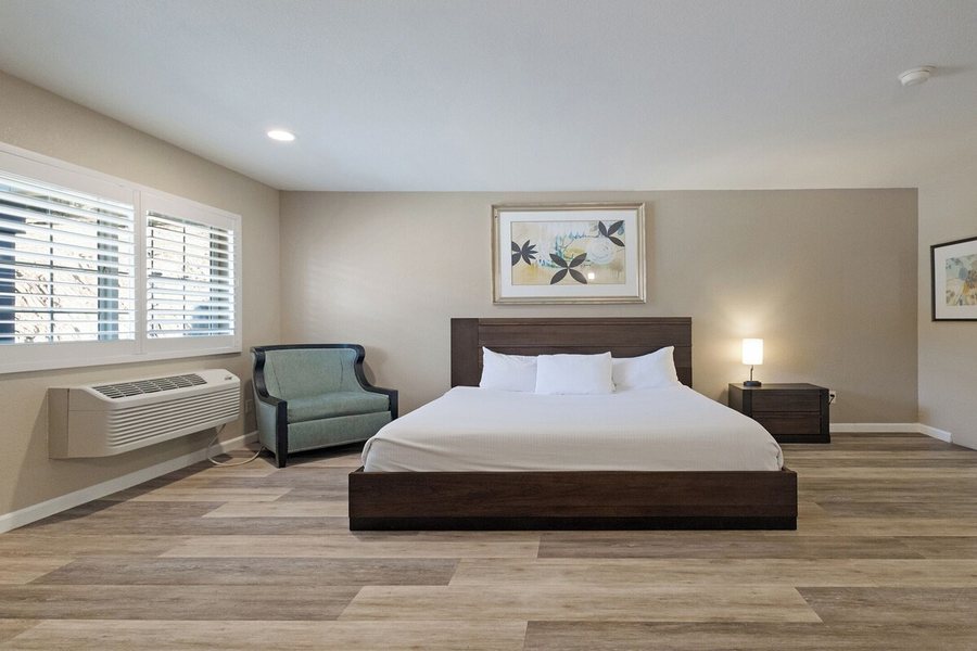Country Inn Sonora — Guest room