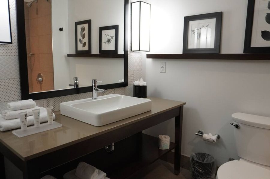 Country Inn Suites Asheville River Arts District — Bathroom