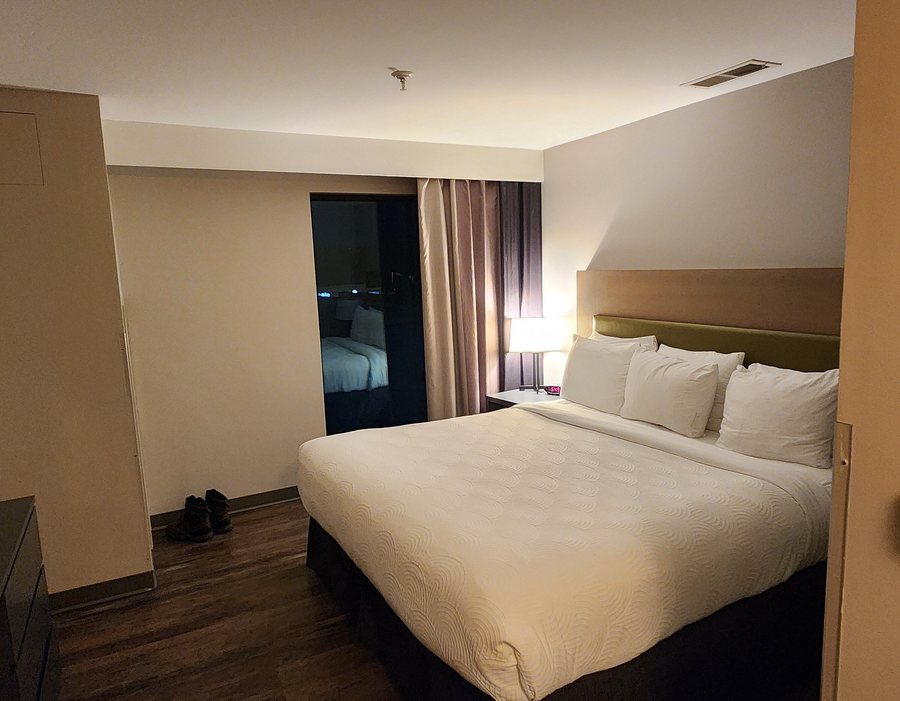 Country Inn Suites Asheville River Arts District — Guest room