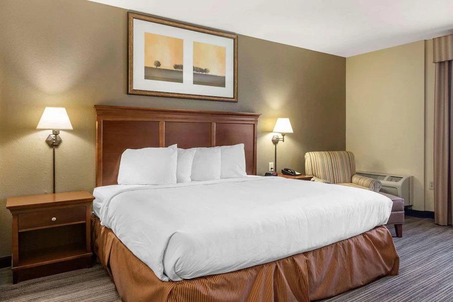 Country Inn Suites by Radisson Atlanta Galleria Ballpark GA — Guest room
