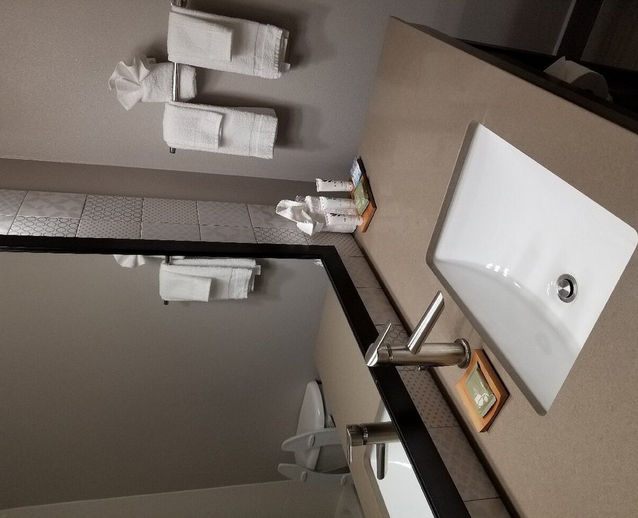 Country Inn Suites by Radisson Augusta at I 20 GA — Bathroom