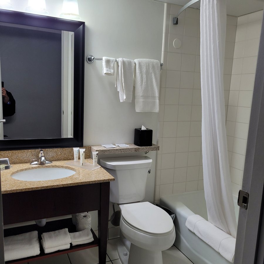 Country Inn Suites by Radisson Baxter MN — Bathroom