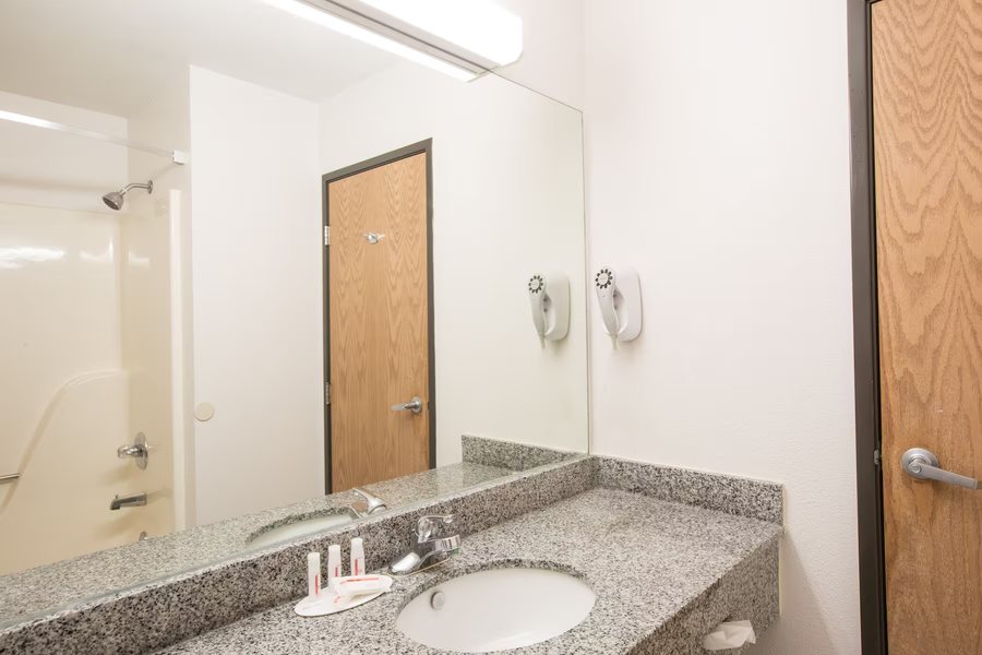 Country Inn Suites by Radisson Beckley WV — Bathroom
