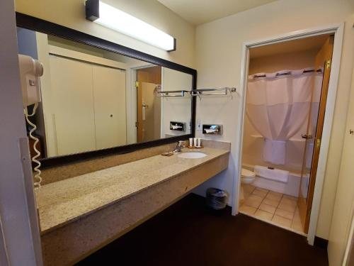 Country Inn Suites by Radisson Bend OR — Bathroom