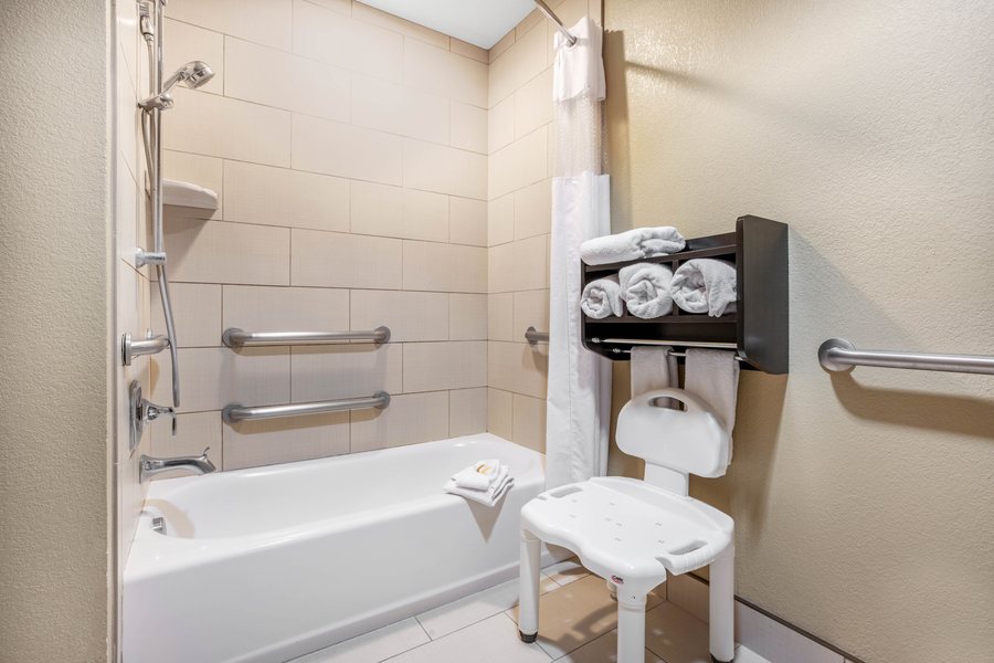 Country Inn Suites by Radisson Boise West ID — Bathroom