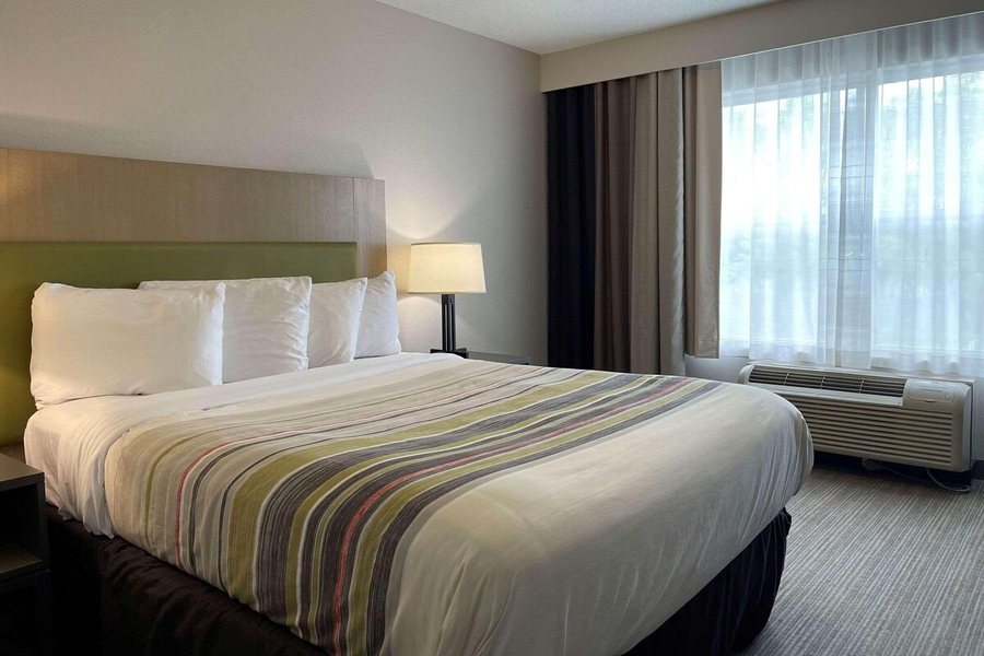 Country Inn Suites by Radisson Brooklyn Center MN — Guest room
