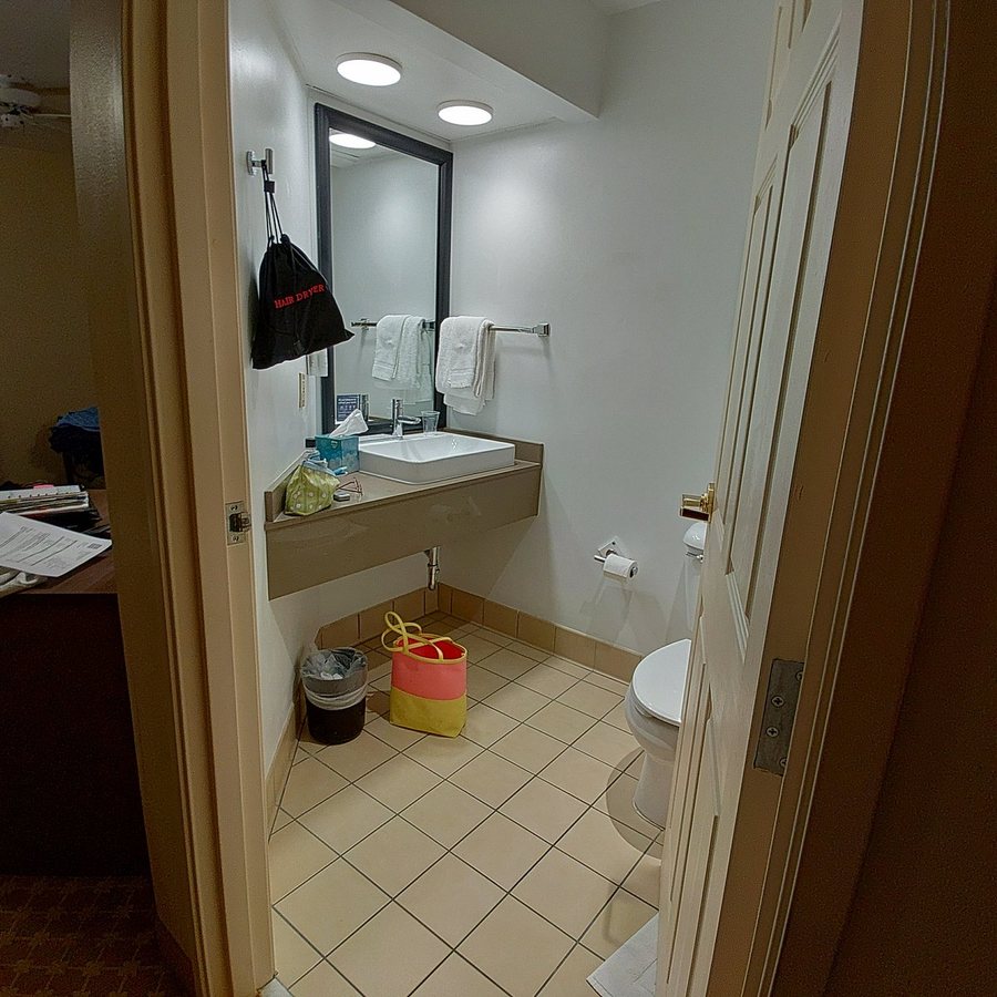 Country Inn Suites by Radisson Cedar Rapids Airport IA — Bathroom