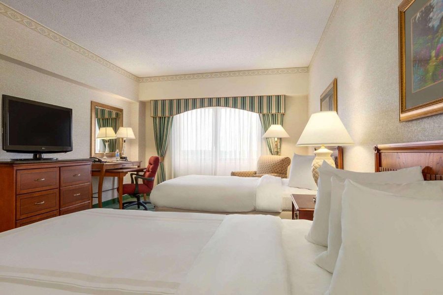 Country Inn Suites by Radisson Cedar Rapids Airport IA — Guest room