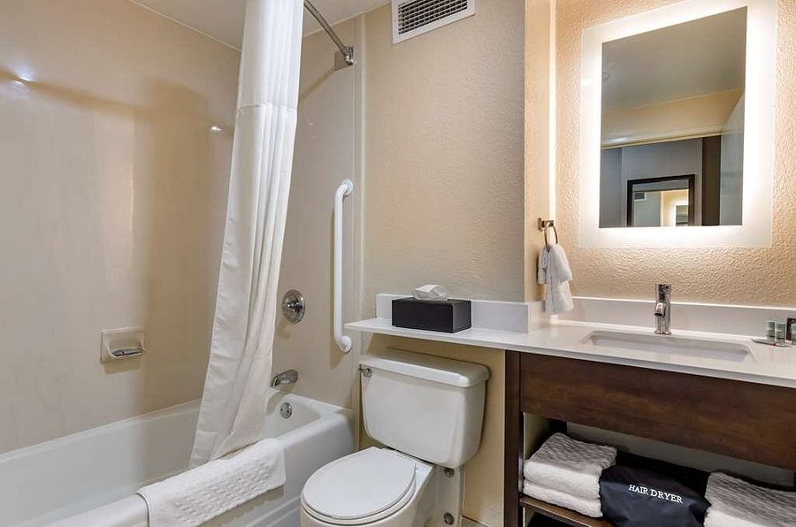 Country Inn Suites by Radisson Charleston South WV — Bathroom