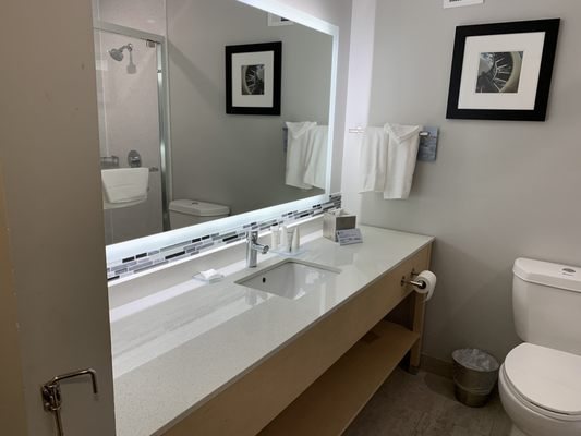 Country Inn Suites by Radisson Charlotte I 85 Airport NC — Bathroom