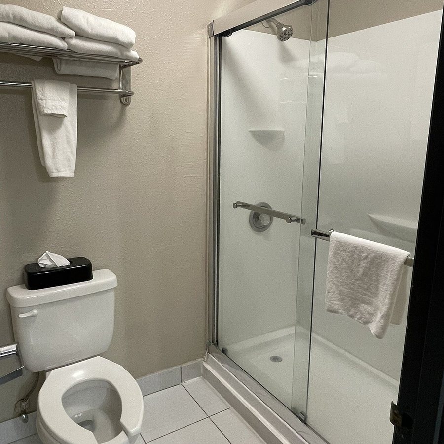 Country Inn Suites by Radisson Charlotte University Place NC — Bathroom