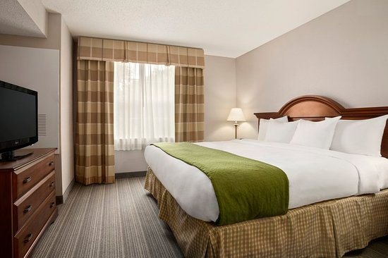 Country Inn Suites by Radisson Charlotte University Place NC — Guest room
