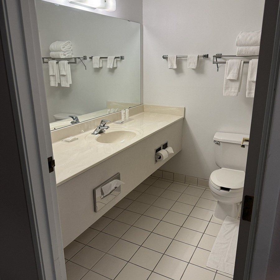 Country Inn Suites by Radisson — Bathroom