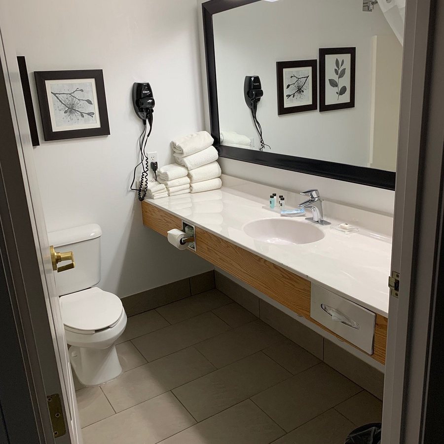 Country Inn Suites by Radisson Decorah IA — Bathroom