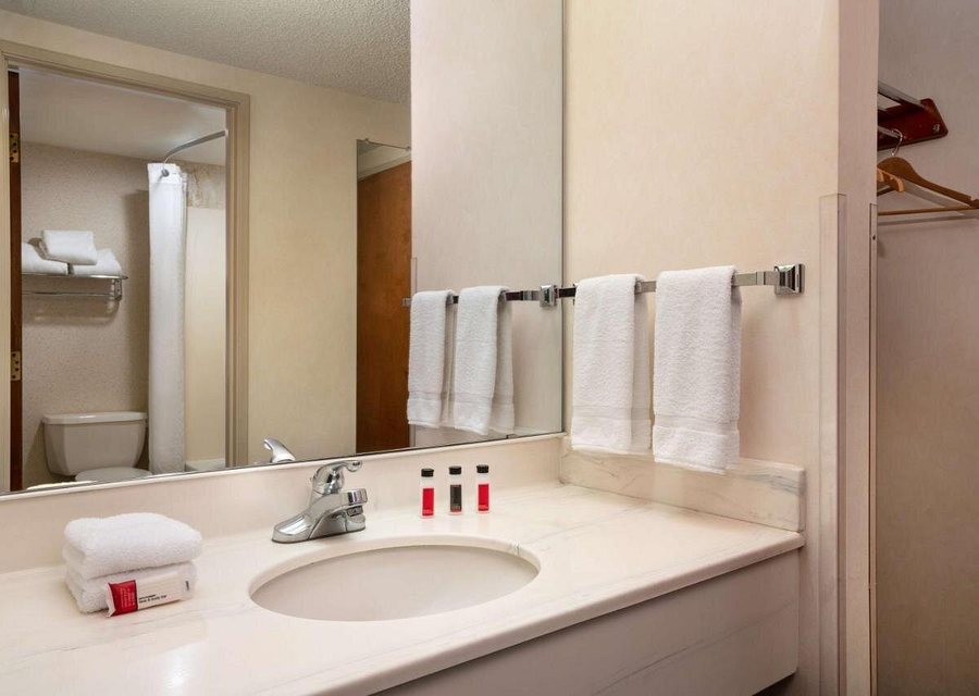 Country Inn Suites By Radisson Denver International Airport — Bathroom