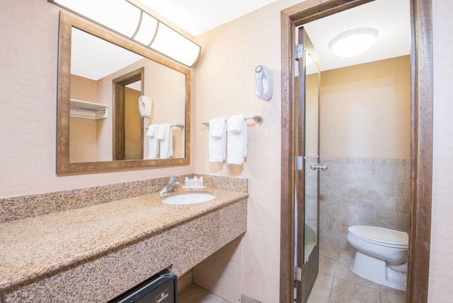 Country Inn Suites by Radisson Duluth North MN — Bathroom