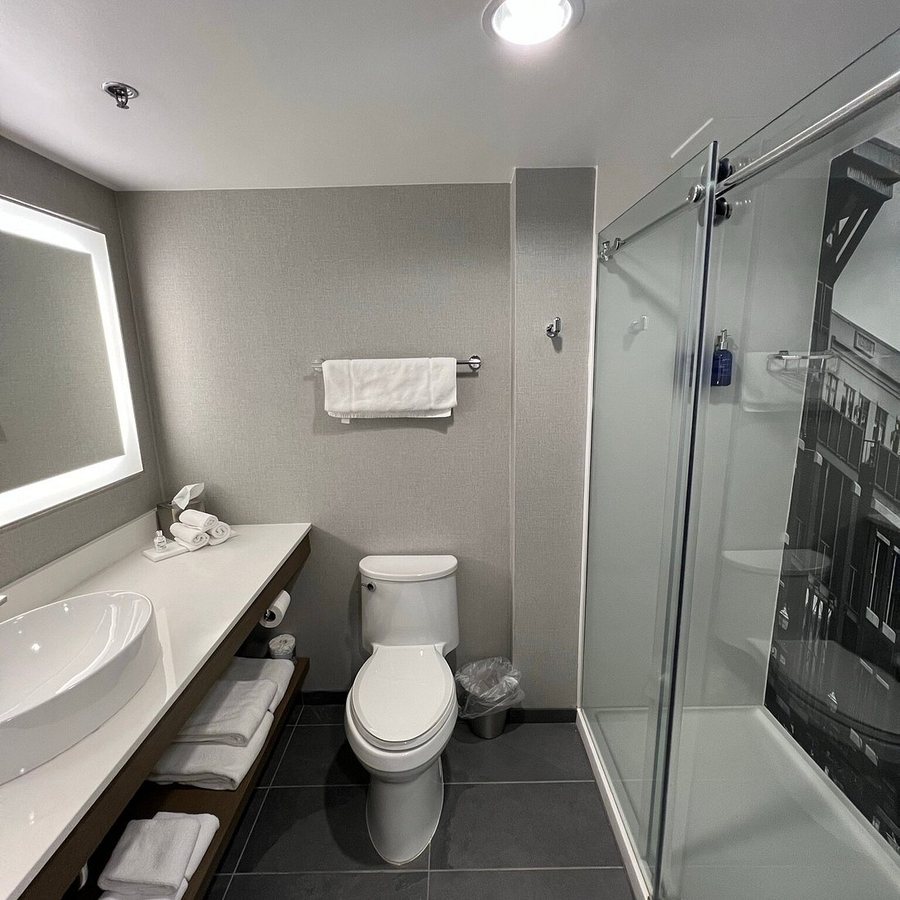Country Inn Suites by Radisson Fargo ND — Bathroom