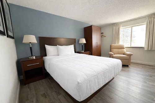 Country Inn Suites by Radisson Fergus Falls MN — Guest room